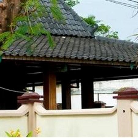 Queen Star Hotel Ngingas Экстерьер фото